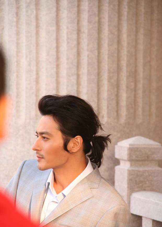 
Jang Dong Gun khởi nghiệp là một người mẫu thời trang và dần tấn công sang lĩnh vực điện ảnh. Nhờ lợi thế ngoại hình và nỗ lực không ngừng trau dồi khả năng diễn xuất, Jang Dong Gun giờ được giới chuyên môn ghi nhận là một trong những diễn viên hàng đầu của Hàn Quốc. Bộ phim đầu tiên mà anh tham gia là “Friend” (năm 1990). Vai diễn lấy nước mắt trong “Taegukgi: The Brotherhood of War” đã đưa Jang Dong Gun lên hàng diễn viên hạng A. Gần đây, Jang Dong Gun thay đổi hình ảnh của mình hoàn toàn với vai diễn trong “A Gentlemans Dignity”.
