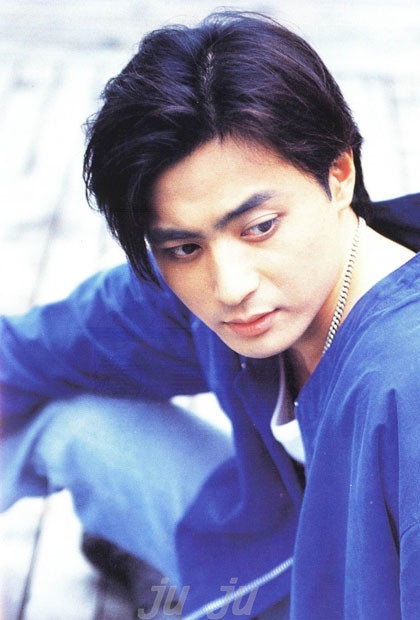 
Jang Dong Gun khi mới bước chân vào làng giải trí trong vai trò người mẫu từ những năm 90 của thế kỷ trước. Anh đã rất thu hút vì gương mặt quá đẹp và cuốn hút.
