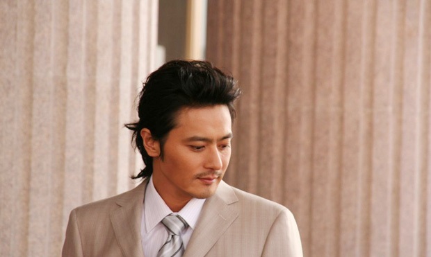 
Sau gần 30 năm theo đổi nghiệp diễn, Jang Dong Gun hiện là một trong những ngôi sao hạng A của Hàn Quốc với khối tài sản lớn nhờ việc kinh doanh bất động sản và danh tiếng vang khắp châu Á.
