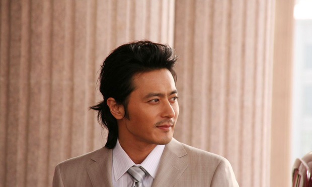 
Jang Dong Gun năm nay đã 45 tuổi và đã là cha của hai em bé nhưng anh vẫn có sức hút mạnh mẽ với fan nữ. Gương mặt lai giữa Âu và Á của tài tử xứ Hàn từng đốn tim fan nữ trong bộ phim truyền hình Anh em nhà bác sĩ.
