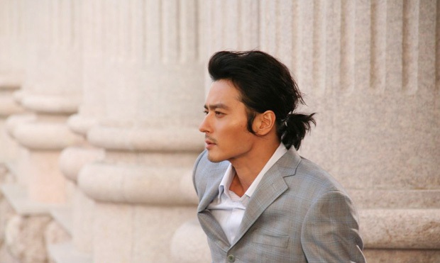 
Hình ảnh này của Jang Dong Gun đã gây sốt của trên mạng xã hội khi được fan đăng tải. Đây là hình ảnh được ghi lại trong một buổi chụp hình quảng cáo của tài tử xứ Hàn.
