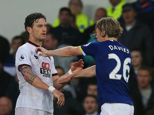 Daryl Janmaat chơi rất tệ trước Everton