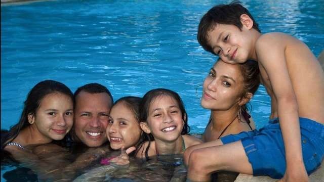 Jennifer Lopez hạnh phúc bên "bồ" kém tuổi và đàn con riêng - 1
Jennifer Lopez khoe bức ảnh của cô và hai con riêng cùng bạn trai, Alex Rodriguez, và hai con gái riêng của anh trong kỳ nghỉ cuối tuần vừa rồi trên trang cá nhân. Bức ảnh nhận được nhiều lượt like và bình luận. Cả 6 người trong bức ảnh đều rất hạnh phúc và rạng rỡ.