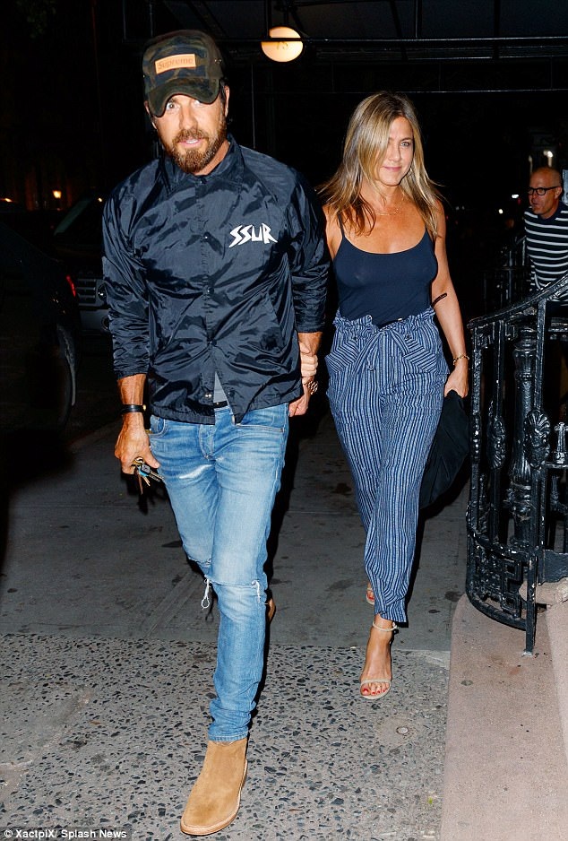 Jennifer Aniston trẻ đẹp sánh đôi cùng "ông xã" - 2
Ngôi sao 48 tuổi tự tin diện áo hai dây khoe làn da rám nắng và thân hình săn chắc.