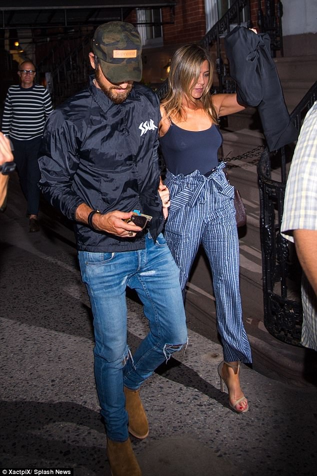 Jennifer Aniston trẻ đẹp sánh đôi cùng "ông xã" - 1
Jennifer Aniston sành điệu sánh đôi cùng ông xã Justin Theroux sau bữa tối tại New York cùng một nhóm bạn, tối 18/7.