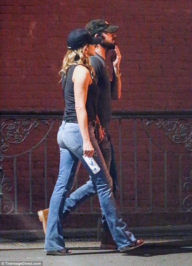 Jennifer Aniston trẻ đẹp sánh đôi cùng "ông xã" - 3
Ngôi sao 48 tuổi và chồng đã kết hôn được 3 năm. Họ chưa có con chung nhưng vô cùng hạnh phúc. Trước khi làm đám cưới, hai người đã vài năm hò hẹn. Justin kém vợ 4 tuổi.