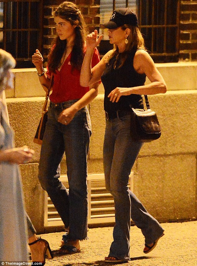 Jennifer Aniston trẻ đẹp sánh đôi cùng "ông xã" - 4
Nữ diễn viên của Những người bạn vẫn trẻ trung và săn chắc ở tuổi 48 nhờ việc tập luyện thường xuyên.