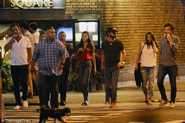 Jennifer Aniston trẻ đẹp sánh đôi cùng "ông xã" - 5
Jennifer và Justin đã có một tối vui vẻ bên bạn bè.