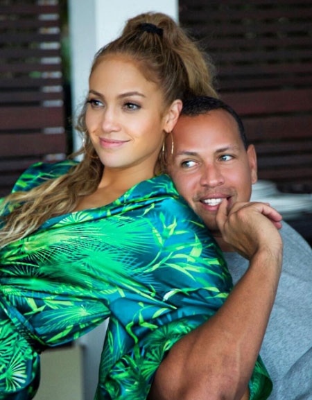 Jennifer Lopez và người tình đi nghỉ cùng nhau giữa tin đồn ngoại tình - 1
Jennifer Lopez và Alex Rodriguez công khai hò hẹn từ tháng 3/2017.
