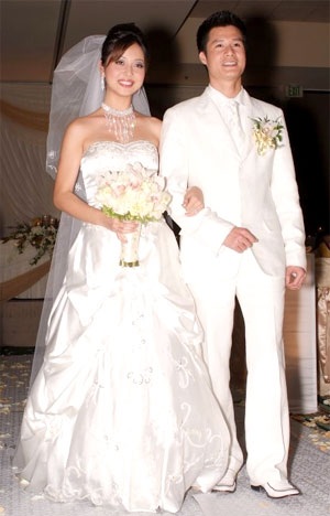 
Jennifer Phạm là cái tên khá quen thuộc trong làng giải trí Viêt hiện nay. Cô thường xuyên xuất hiện trong các chương trình và các sự kiện với vai trò là MC, đồng thời cũng tham gia rất nhiều game show truyền hình. Người đẹp từng kết hôn với ca sĩ Quang Dũng vào năm 2007. 1 năm trước khi kết hôn, cô từng đăng quang rất nhiều cuộc thi sắc đẹp như: giải Miss Vietnamese American Top Model (dành cho người mẫu), giải Á hậu cuộc thi Hoa hậu Việt Nam tại Mỹ năm 2005, giải hoa hậu cuộc thi Hoa hậu Việt Nam miền Nam Califonia năm 2006. Cũng trong năm 2006, Jennifer Phạm đăng quang Hoa hậu châu Á tại Mỹ, đồng thời giành được giải Hoa hậu ăn ảnh và Hoa hậu có hình thể đẹp nhất.
