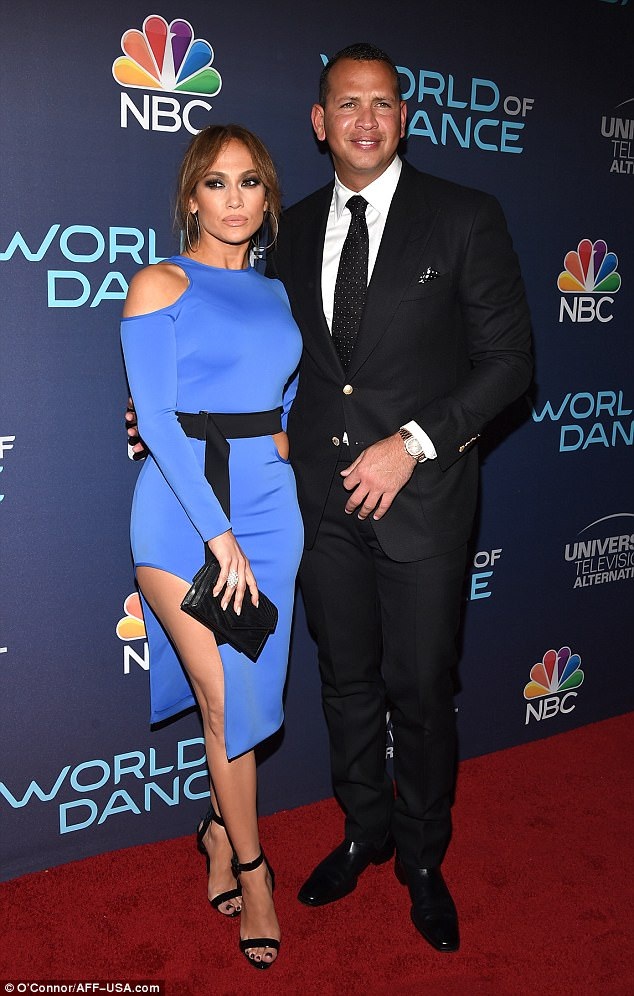 48 tuổi, Jennifer Lopez vẫn trẻ đẹp, cuốn hút - 2
Người đẹp 48 tuổi được bạn trai trẻ Alex Rodriguez hộ tống dự sự kiện