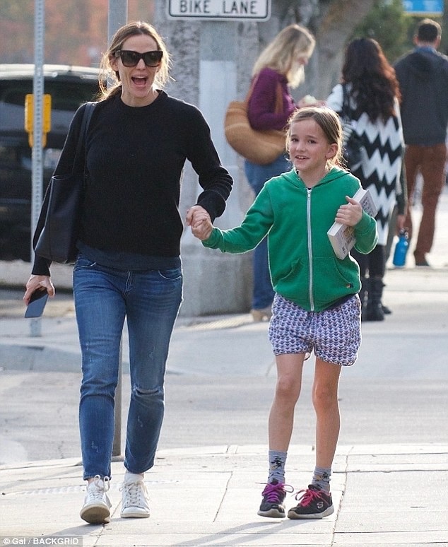 
Jennifer thích ở bên các con, trong ảnh cô đang đi chơi cùng cô con gái Seraphina, 8 tuổi.
