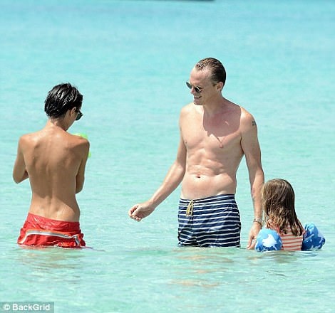 Ngưỡng mộ dáng thon của minh tinh 47 tuổi - 5
Năm 2003, cô kết hôn với nam diễn viên Paul Bettany