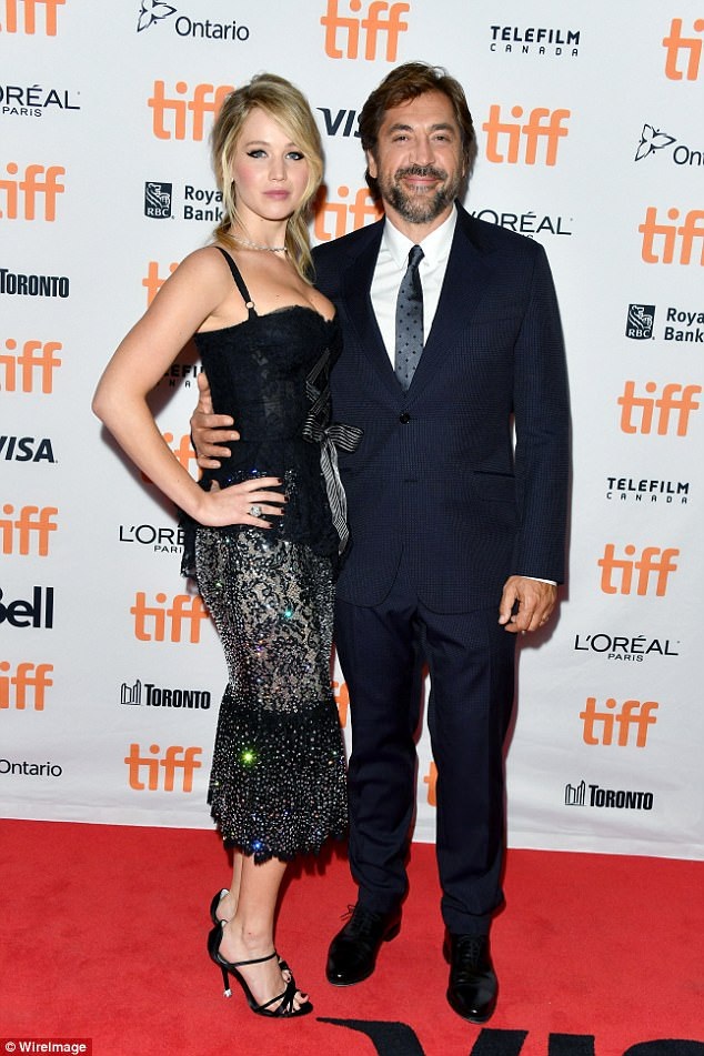 Jennifer Lawrence khoe ngực đầy - 6
Jennifer và bạn diễn cùng trong phim Javier Bardem