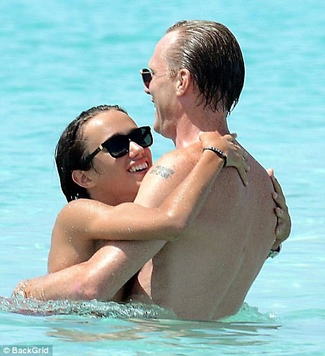 Ngưỡng mộ dáng thon của minh tinh 47 tuổi - 7
Gia đình Jen sống rất kín đáo và hạnh phúc tại New York.