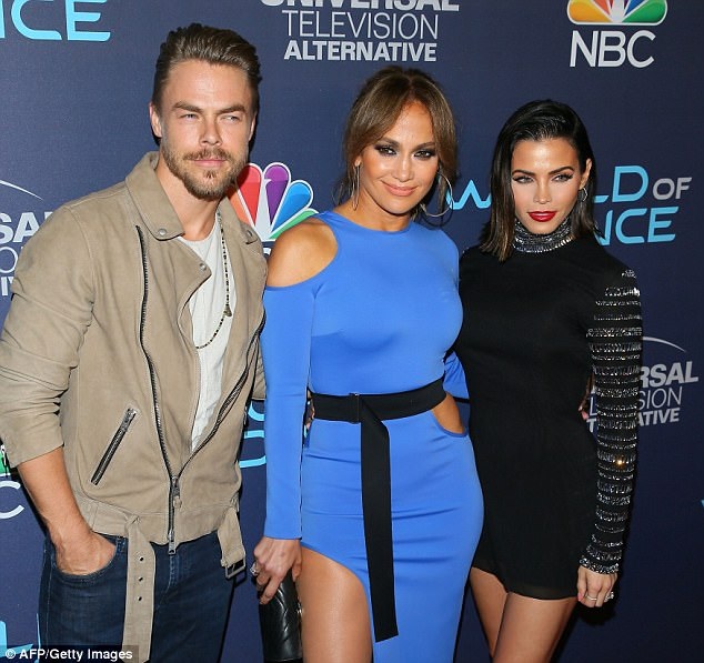 48 tuổi, Jennifer Lopez vẫn trẻ đẹp, cuốn hút - 7
Jennifer Lopez đang bận rộn với các buổi diễn tại Las Vegas - Cả bạn trai mới Alex Rodriguez và chồng cũ Marc Anthony đều đi xem các buổi diễn của cô.