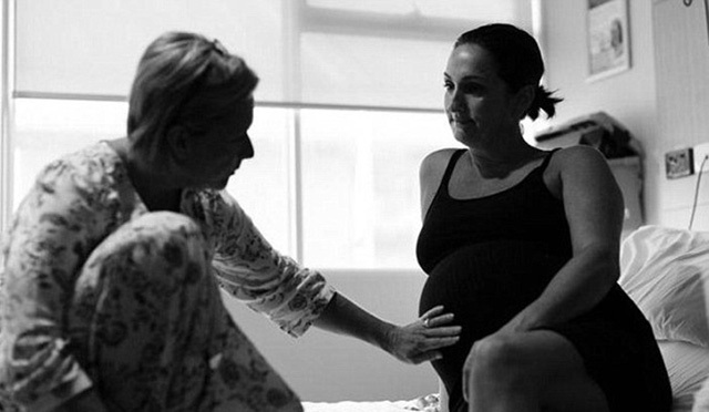 Sinh con giúp bạn thân 20 năm - 2
Người phụ nữ 45 tuổi vô cùng hạnh phúc khi biết tin Jeni mang thai