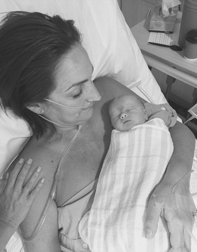 Sinh con giúp bạn thân 20 năm - 4
Jeni đã trải qua 2 lần sinh nở trước khi sinh bé Annika