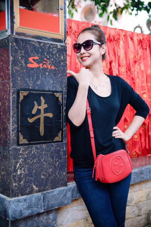 Bảo Thanh khoe thân hình thon gọn, Việt Anh lạ lẫm với ảnh cổ trang - 6 Jennifer Phạm chụp ảnh lưu niệm bên bia đá khắc chữ Sửu - con giáp tuổi của cô. Jennifer chia sẻ: Còn nhớ lúc nhỏ mình cứ mong cho nhanh đến ngày sinh nhật, nhưng giờ thì ngược lại rồi hihi lại già thêm một tuổi... Ước gì thời gian ngừng lại nhỉ.
