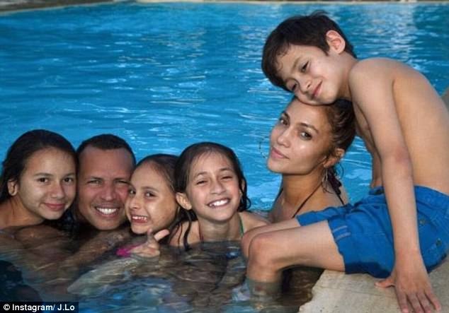 Jennifer Lopez và người tình đi nghỉ cùng nhau giữa tin đồn ngoại tình - 5
Cuối tuần vừa rồi, Jennifer còn khoe ảnh cô và bạn trai bên bốn con riêng của họ trong kỳ nghỉ ở Miami.