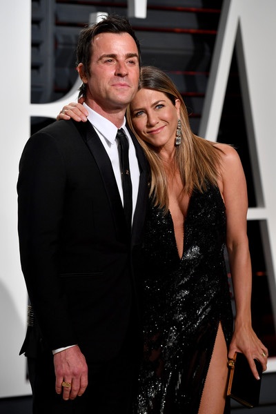 Jennifer Aniston - 48 tuổi vẫn trẻ đẹp ngỡ ngàng - 1
Jennifer Aniston rạng ngời hạnh phúc khi sánh đôi chồng Justin Theroux dự tiệc Oscar diễn ra ở Beverly Hills, California, Mỹ ngày 27/2 vừa qua