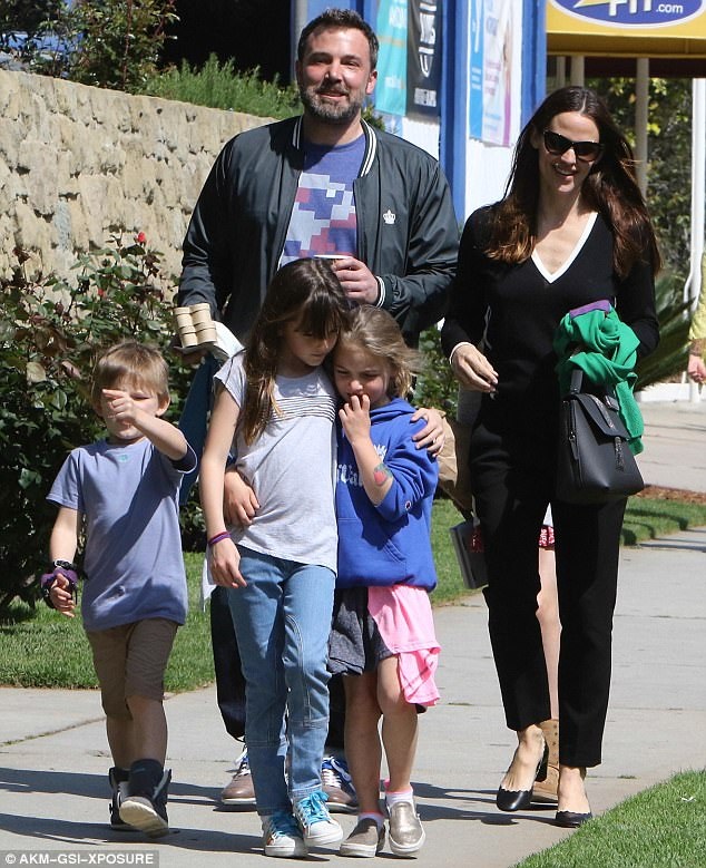 
Jennifer và Ben đã có 10 năm chung sống hạnh phúc và ba mặt con trước khi nghĩ tới chuyện chia tay.
