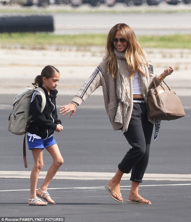 
Trước khi đi nghỉ cùng bạn trai, Jennifer đã đưa các con tới Miami để gửi cha ruột của cô.
