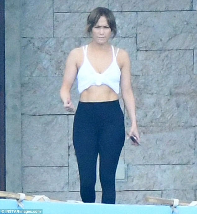 
Nữ ca sĩ 47 tuổi khoe cơ bụng săn chắc dù đã qua một lần sinh nở.
