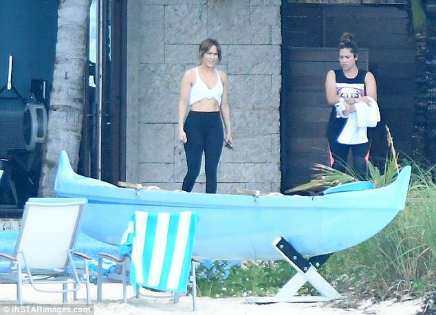 
Cô luyện tập cùng huấn luyện viên riêng ngay cả trong kỳ nghỉ mát.
