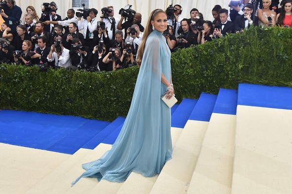 Jennifer Lopez đẹp đôi bên bạn trai kém 6 tuổi - 1
Jennifer Lopez đẹp như công chúa trên thảm đỏ gala thời trang Met đang diễn ra tại New York