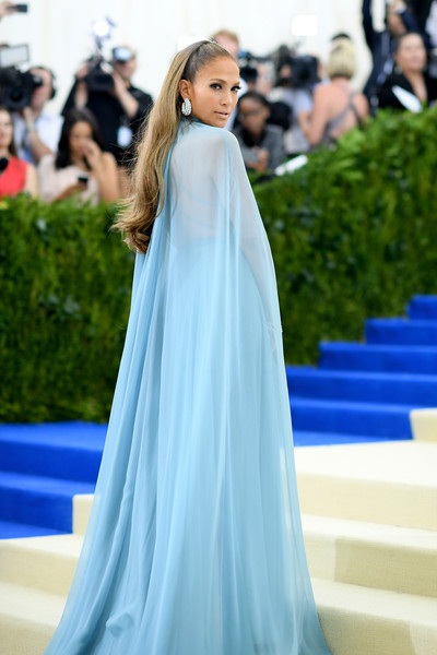 Jennifer Lopez đẹp đôi bên bạn trai kém 6 tuổi - 2
Diva 48 tuổi cuốn hút trong bộ váy màu xanh tinh tế như một làn nước trôi hững hờ