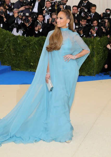 Jennifer Lopez đẹp đôi bên bạn trai kém 6 tuổi - 3
Jennifer yêu kiều với trang phục Valentino