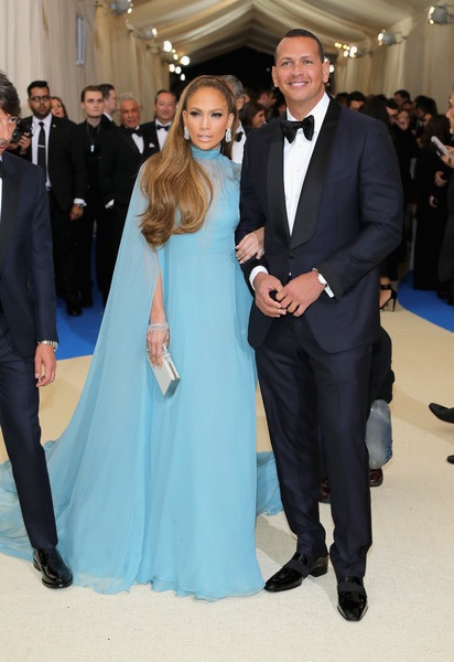 Jennifer Lopez đẹp đôi bên bạn trai kém 6 tuổi - 4
Met gala là sự kiện lớn đầu tiên mà diva đa tài đưa bạn trai mới Alex Rodriguez đi cùng