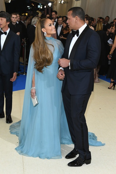 Jennifer Lopez đẹp đôi bên bạn trai kém 6 tuổi - 5
Cặp đôi đẹp mới hẹn hò ít tuần trông rất hạnh phúc trên thảm đỏ