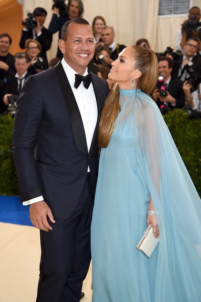 Jennifer Lopez đẹp đôi bên bạn trai kém 6 tuổi - 6
Dù hơn bạn trai 6 tuổi nhưng J.Lo vẫn trẻ đẹp và lôi cuốn