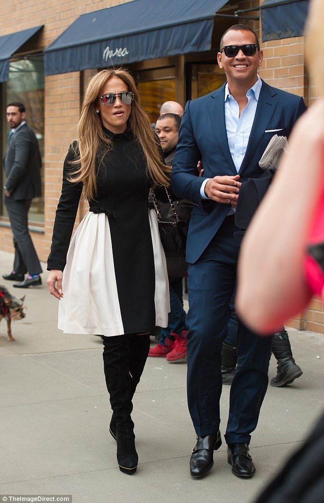 
Cặp tình nhân mới hẹn hò trông rất hạnh phúc và thoải mái khi cùng nhau đi mua sắm và dạo phố
