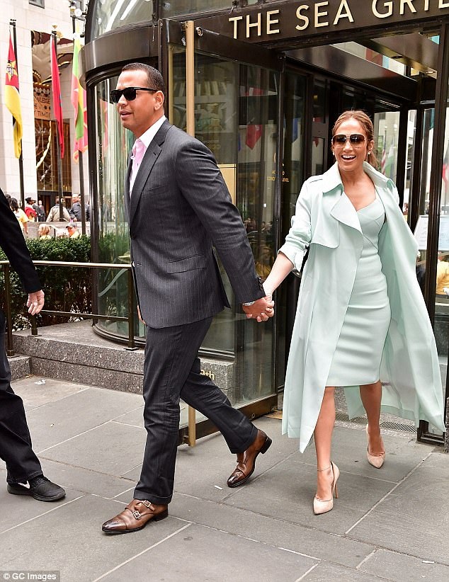 Jennifer Lopez sành điệu ra phố cùng bồ trẻ - 2
Ca sỹ 48 tuổi trẻ trung trong chiếc váy xanh trị giá gần 2000 đô của hãng Roland Mouret