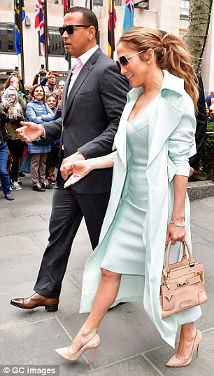 Jennifer Lopez sành điệu ra phố cùng bồ trẻ - 3
Ngôi sao 48 tuổi tươi tắn khi nắm tay bạn trai - huyền thoại bóng chày kém cô 6 tuổi và rất giàu có