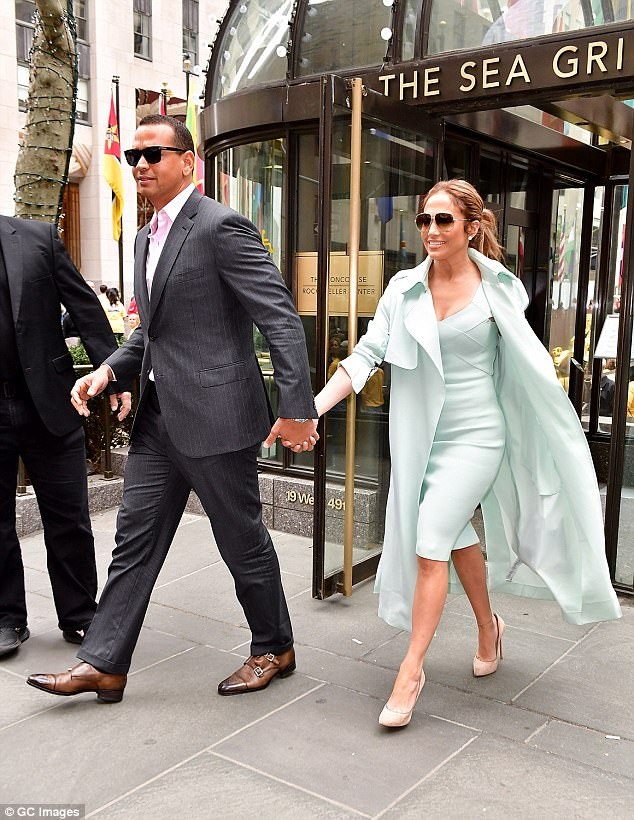 Jennifer Lopez sành điệu ra phố cùng bồ trẻ - 4
Trả lời phỏng vấn trên truyền hình, Jen tiết lộ cô chủ động chào hỏi Alex Rodriguez khi hai người gặp nhau trong 1 nhà hàng