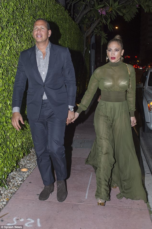 Jennifer Lopez sành điệu ra phố cùng bồ trẻ - 5
Alex Rodriguez sau đó đã nhắn tin mời cô đi ăn tối, hai người hò hẹn rất nhanh nhưng cô không phải mẫu phụ nữ qua đêm với bạn trai ngay buổi hẹn đầu tiên