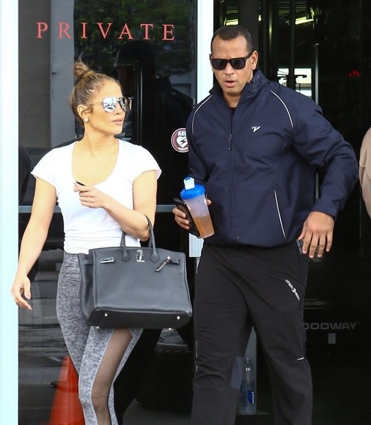 Jennifer Lopez sành điệu ra phố cùng bồ trẻ - 7
Alex Rodriguez cũng từng có 1 đời vợ và hai con gái. Anh sở hữu khối tài sản ước chừng gần 400 triệu đô la Mỹ!