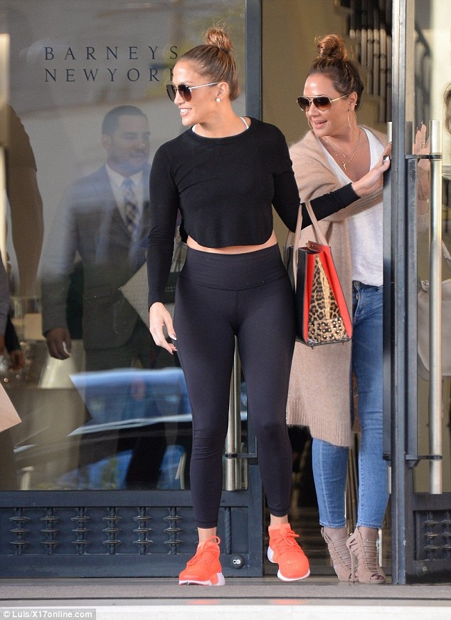 
Nữ ca sĩ 47 tuổi trông vô cùng tươi tắn khi xuất hiện tại Beverly Hills vào cuối tuần trước.
