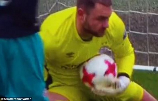 Công nghệ goal-line phát hiện ra pha phản lưới nhà vô cùng hài hước - 1 Tình huống ôm bóng vào lòng của Jeroen Zoet biến thành pha phản lưới nhà