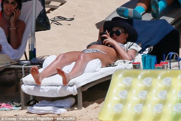 "Thiên thần bóng tối" Jessica Alba khoe bụng bầu với áo tắm - 5
Jessica tranh thủ chụp ảnh tự sướng trong lúc nằm tắm nắng.