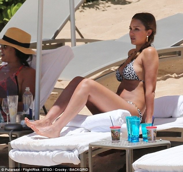 "Thiên thần bóng tối" Jessica Alba khoe bụng bầu với áo tắm - 4
Người đẹp đã là mẹ của hai cô con gái, một bé 9 tuổi và một bé 5 tuổi.