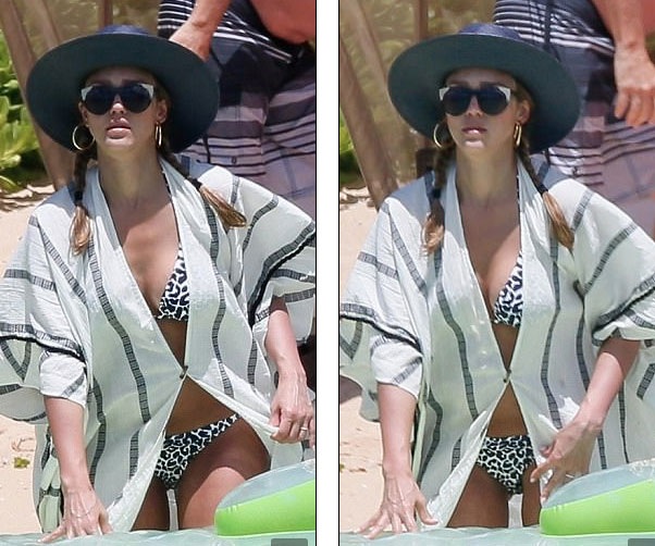 "Thiên thần bóng tối" Jessica Alba khoe bụng bầu với áo tắm - 2
Nữ diễn viên 36 tuổi vẫn diện áo tắm hai mảnh và không ngại để lộ vòng hai đã tăng lên đáng kể.