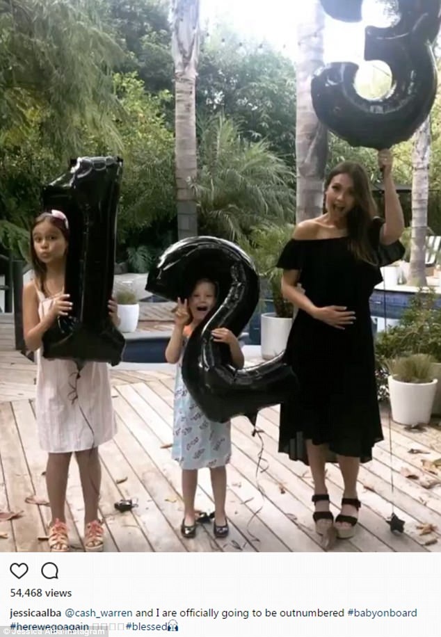 "Thiên thần bóng tối" Jessica Alba khoe bụng bầu với áo tắm - 8
Jessica thông báo mình đang mang thai lần thứ ba trong một bức ảnh đăng tải trên trang Instagram của cô.