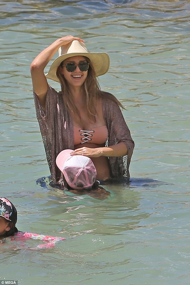 Jessica Alba thư thái trong kỳ nghỉ tại Hawaii - 7
Jessica Alba chia sẻ, cô sợ phải xa hai con đi đóng phim dài ngày vì thế cô rất cân nhắc chọn lựa các dự án điện ảnh mới.