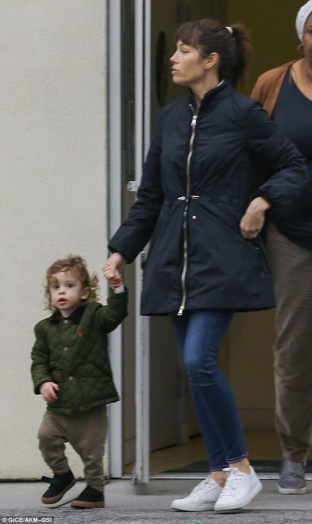 Hình ảnh hiếm về con trai Justin Timberlake - 2
Hai mẹ con ghé vào một cửa hàng thời trang trẻ em và rời đi khá nhanh