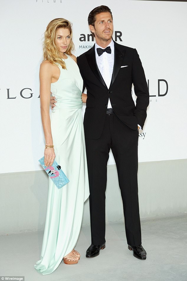 Siêu mẫu áo tắm chia tay bạn trai đại gia - 1
Đại diện của siêu mẫu Úc Jessica Hart đã xác nhận thông tin cô chia tay bạn trai Stavros Niarchos III